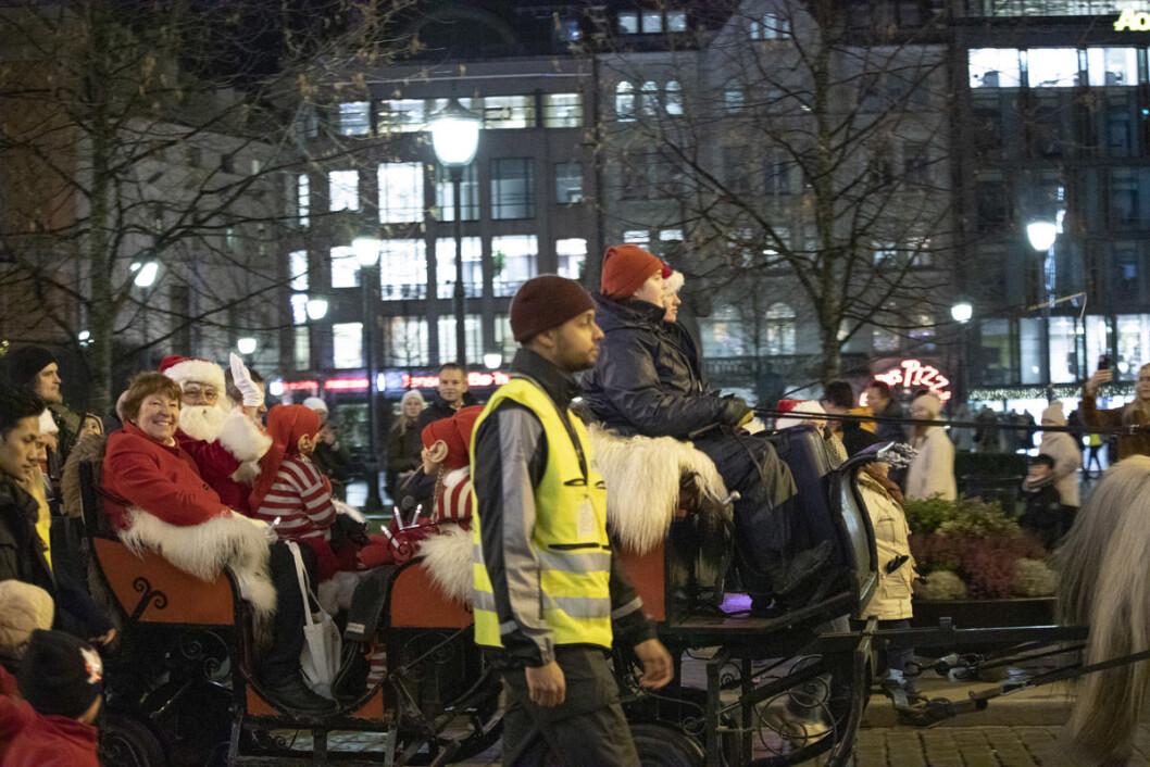 Ordføreren og Julenissen på vei opp Karl Johan med hest og slede. Foto: Olav Helland Ordføreren og Julenissen på vei opp Karl Johan med hest og slede. Foto: Olav Helland