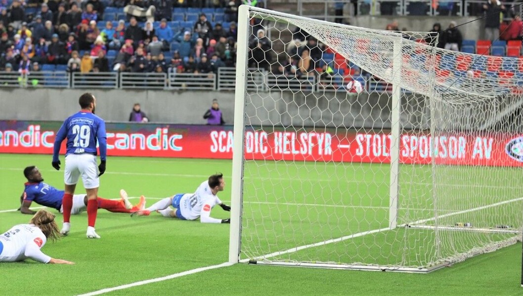 Vålerenga hadde nok sjanser til å sikre seier i sesongens siste hjemmekamp mot Molde, men slet med avslutningene. Her er det Sam Adekugbe (liggende) som treffer stanga. Foto: André Kjernsli Vålerenga hadde nok sjanser til å sikre seier i sesongens siste hjemmekamp mot Molde, men slet med avslutningene. Her er det Sam Adekugbe (liggende) som treffer stanga. Foto: André Kjernsli
