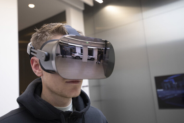 En av de besøkende får prøve VR-brillene. Foto: Olav Helland En av de besøkende får prøve VR-brillene. Foto: Olav Helland