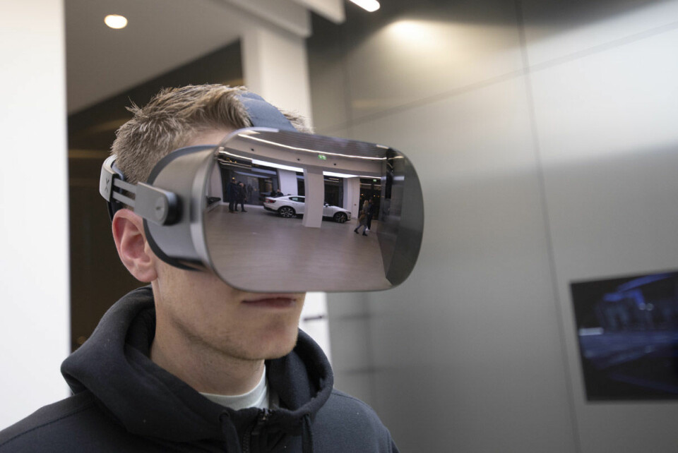 En av de besøkende får prøve VR-brillene. Foto: Olav Helland