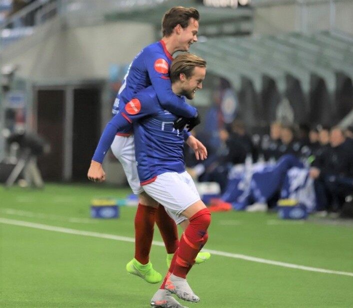 Felix Horn Myhre gratulerer Bård Finne etter bergenserens drømmetreff som ga Vålerenga ledelsen 1-0. Foto: Andre Kjernsli Felix Horn Myhre gratulerer Bård Finne etter bergenserens drømmetreff som ga Vålerenga ledelsen 1-0. Foto: Andre Kjernsli