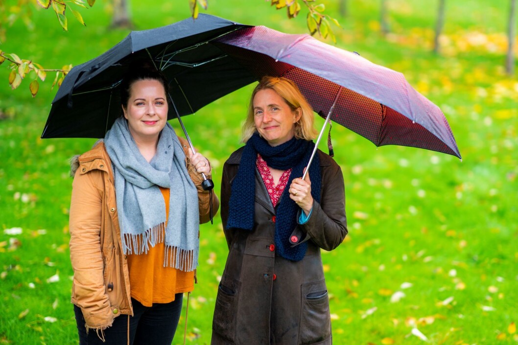 Søstrene Hanne Hagerup og Hilde Hagerup (t.h.) står under hver sin paraply i Oslo. Foto: Håkon Mosvold Larsen / NTB scanpix Søstrene Hanne Hagerup og Hilde Hagerup (t.h.) står under hver sin paraply i Oslo. Foto: Håkon Mosvold Larsen / NTB scanpix