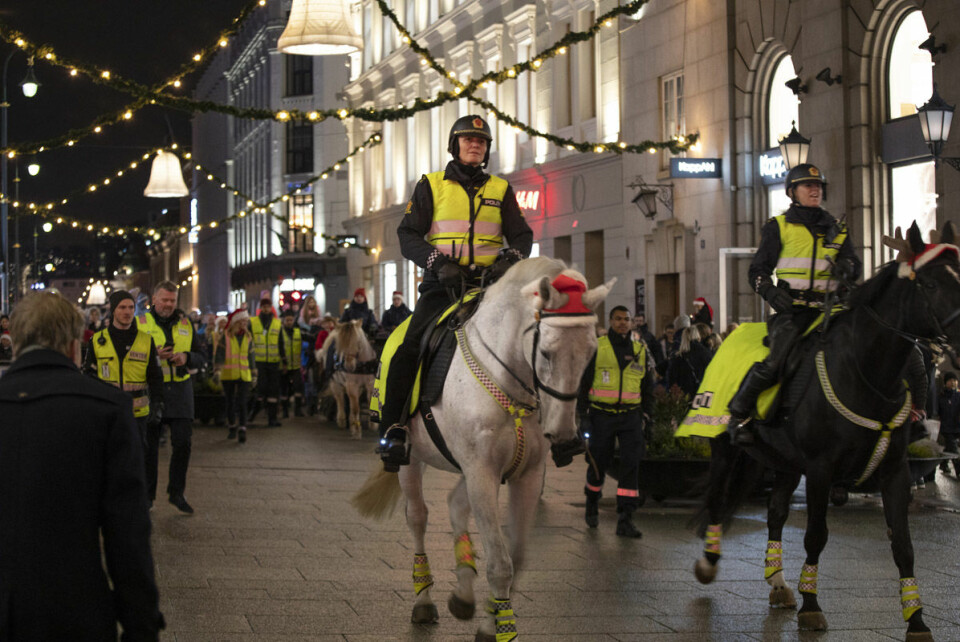 Ordføreren og julenissen ble eskortert opp Karl Johan av Oslo-politiets rytterkorps. Foto: Olav Helland