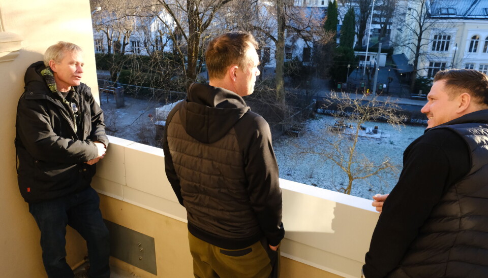 Fra balkongen i andre etasje kan man se ned på hagen og Josefines gate. Knutsen, Bjørnestad og Erissaar gleder seg til de kan starte arbeidet.