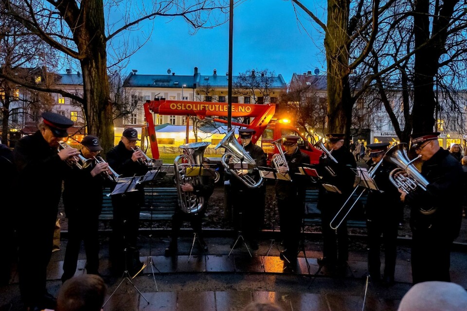 Frelsesarmeen spiller julesanger. Foto: Erik Holland Haukebø