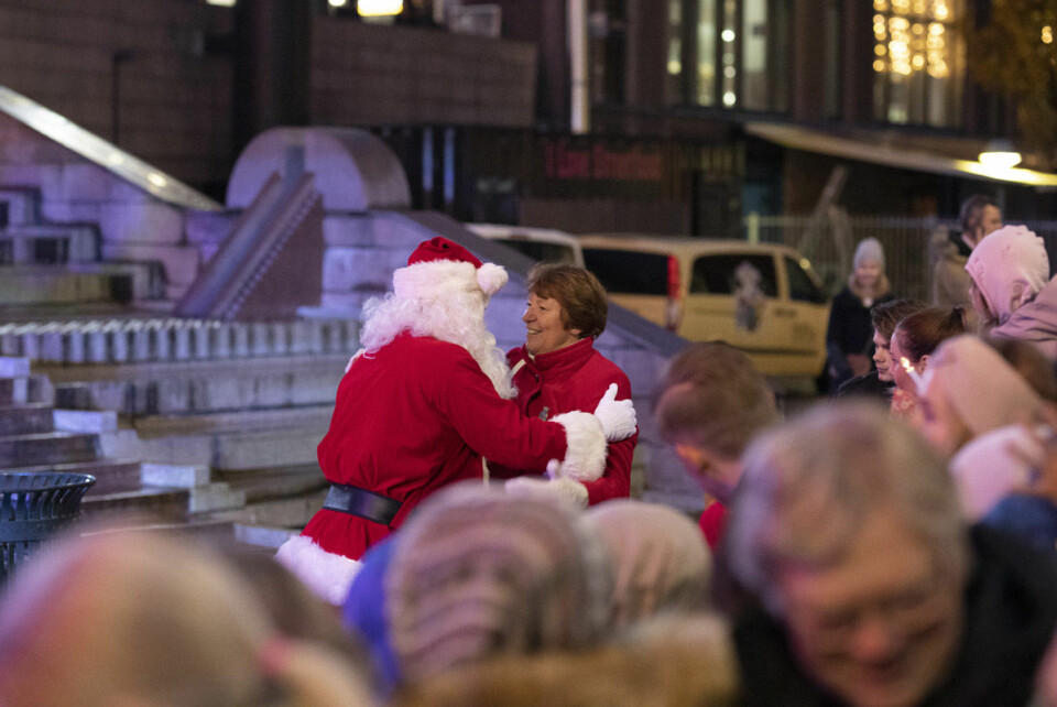 Oslo-ordfører Marianne Borgen har vært snill nok til å få klem av julenissen. Foto: Olav Helland