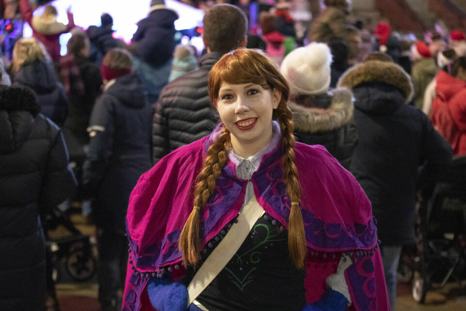 Hege Olsen, som er glad i cosplay, kledde seg for anledningen ut i kostymet til Anna fra den nye Frost 2 filmen. Foto: Olav Helland