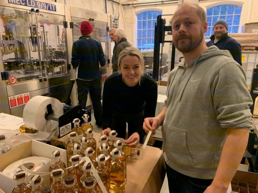 � Gullmunn er ment som en matakevitt. Men veldig mange gir tilbakemeldig på at det er en veldig god avec, sier Marthe Bøhn. Til høyre er medhjelper Petter Aune. Foto. Privat � Gullmunn er ment som en matakevitt. Men veldig mange gir tilbakemeldig på at det er en veldig god avec, sier Marthe Bøhn. Til høyre er medhjelper Petter Aune. Foto. Privat