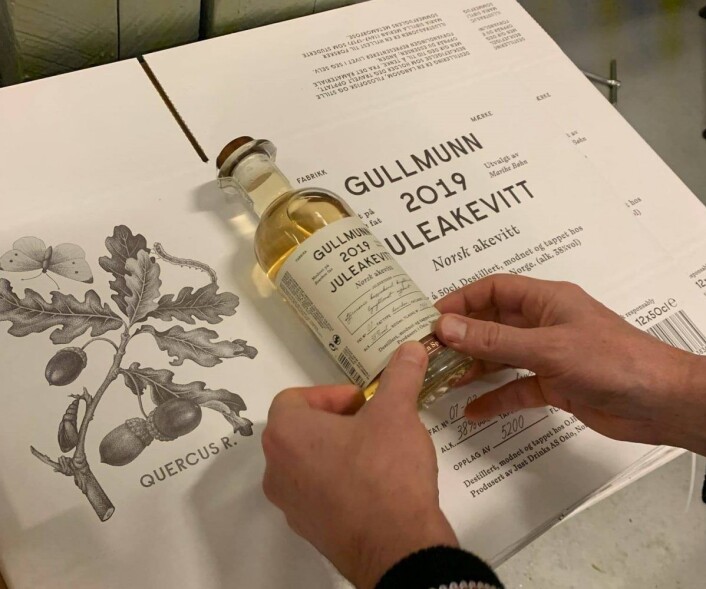 I tillegg til å følge de strenge norske akevittreglene med minimums lagringstid på fat - at spriten skal lages av potet og akevitten må inneholde karve og dill - har Marthe Bøhn også tilsatt andre krydderurter. Foto: Privat I tillegg til å følge de strenge norske akevittreglene med minimums lagringstid på fat - at spriten skal lages av potet og akevitten må inneholde karve og dill - har Marthe Bøhn også tilsatt andre krydderurter. Foto: Privat