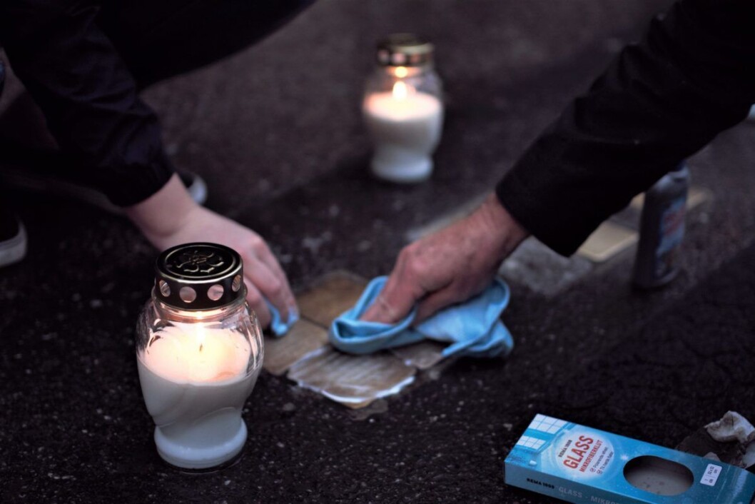 Snublesteinene ble ikke bare pusset. Det ble også holdt minnestund der folk tente lys for de norske jødene som ble drept. Foto: Human-Etisk Forbund Snublesteinene ble ikke bare pusset. Det ble også holdt minnestund der folk tente lys for de norske jødene som ble drept. Foto: Human-Etisk Forbund