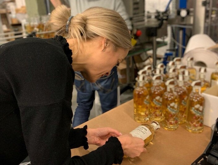 � Vi har måttet feste etiketter og korker for hånd de siste dagene. Så dette er faktisk bokstavelig talt håndlaget akevitt, sier Marthe Bøhn. Foto: Privat � Vi har måttet feste etiketter og korker for hånd de siste dagene. Så dette er faktisk bokstavelig talt håndlaget akevitt, sier Marthe Bøhn. Foto: Privat