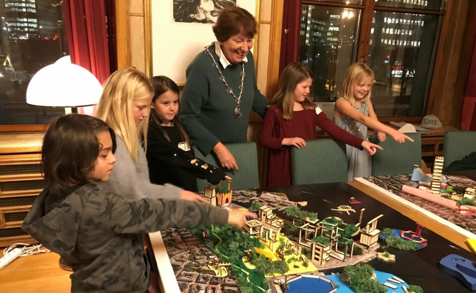 Barna var stolte og pekte ut hver sin modell av Filipstad for ordfører Marianne Borgen. Foto: Caroline Støvring