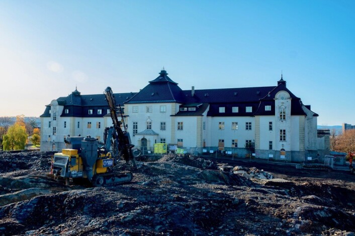 Det gamle sykehjemmet er byggeplassens nærmeste nabo. Foto: Erik Holland Haukebø Det gamle sykehjemmet er byggeplassens nærmeste nabo. Foto: Erik Holland Haukebø