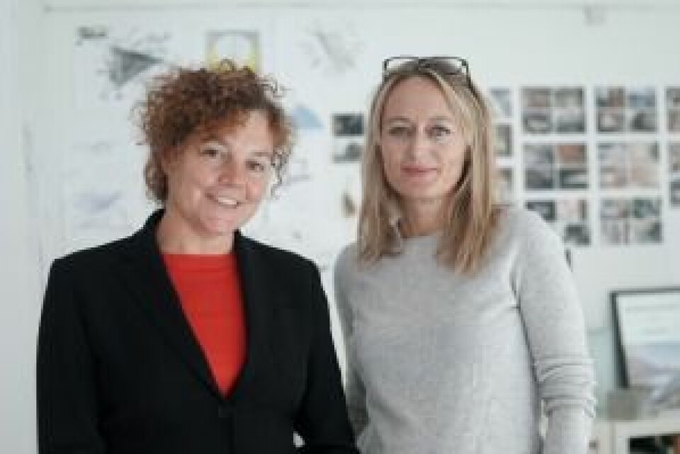 Arkitektene Cecilie Wille (til v.) og Caroline Støvring var lærte bort og fikk lære av barnas tanker om utviklingen av Filipstad. Foto: Nordvik Magasinet