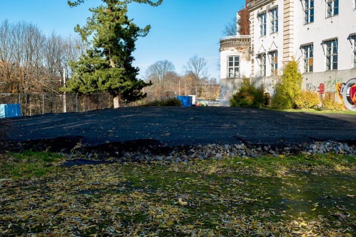 Den vernede plassen er fylt med sand og asfalt. Foto: Erik Holland Haukebø Den vernede plassen er fylt med sand og asfalt. Foto: Erik Holland Haukebø