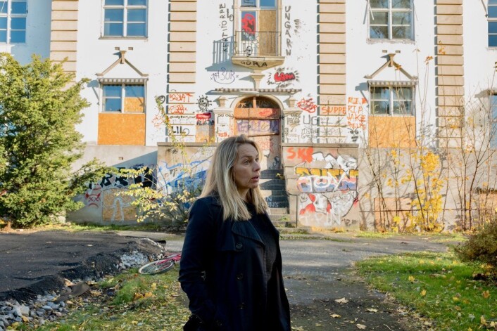 — Her kunne vi hatt møteplass for barn fra begge bydeler, sier Hilde Bjørnstad fra Lille Tøyen hageby borettslag. Foto: Erik Holland Haukebø — Her kunne vi hatt møteplass for barn fra begge bydeler, sier Hilde Bjørnstad fra Lille Tøyen hageby borettslag. Foto: Erik Holland Haukebø