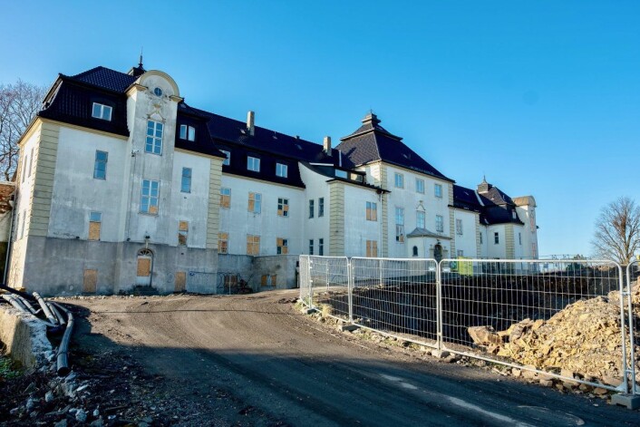 Veien opp til det gamle slottlignende bygget er prydet med byggematerialer og sand. Foto: Erik Holland Hakuebø Veien opp til det gamle slottlignende bygget er prydet med byggematerialer og sand. Foto: Erik Holland Hakuebø