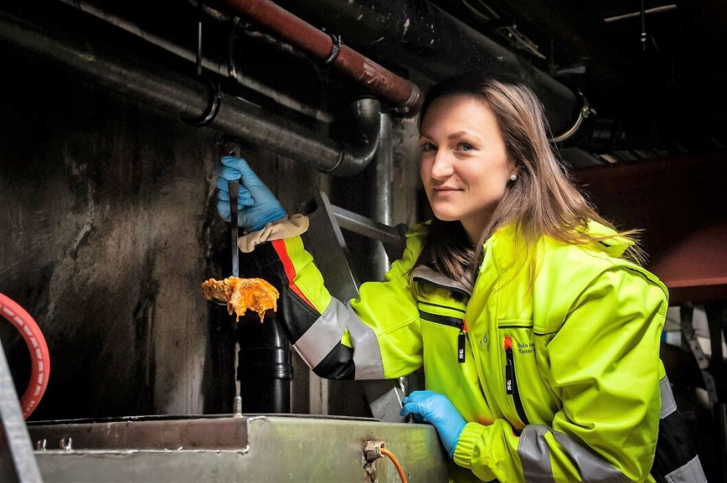 Fagsjef i vann- og avløpsetaten, Maria Uglum, har tatt med ei øse. Ser vi en liten grimase når hun til ære for fotografen dypper øsa i fettutskilleren og løfter opp en bit av fettsnerken. Foto: Henrique Kugler Fagsjef i vann- og avløpsetaten, Maria Uglum, har tatt med ei øse. Ser vi en liten grimase når hun til ære for fotografen dypper øsa i fettutskilleren og løfter opp en bit av fettsnerken. Foto: Henrique Kugler