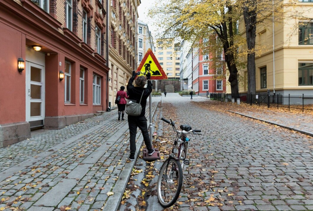 Clet Abraham pynter på et skilt. Foto: Henrik Haven Clet Abraham pynter på et skilt. Foto: Henrik Haven