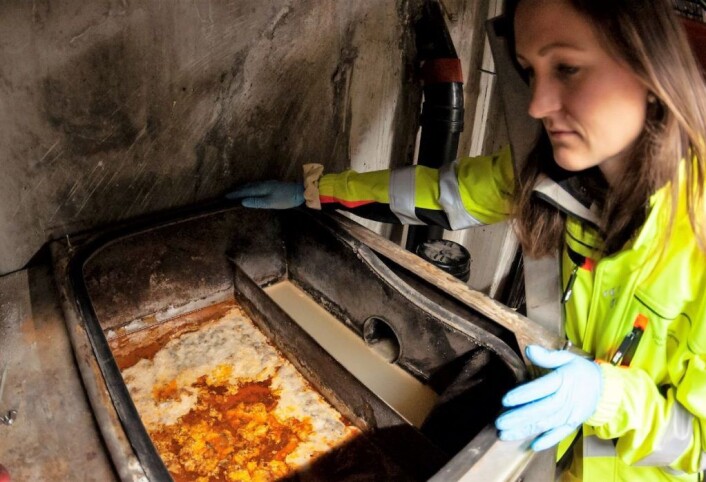 Fett er lettere enn vann, og legger seg på toppen som en fargerik snerk i fettutskilleren. Avløpsvannet renner fettfritt ut videre. Foto: Henrique Kugler Fett er lettere enn vann, og legger seg på toppen som en fargerik snerk i fettutskilleren. Avløpsvannet renner fettfritt ut videre. Foto: Henrique Kugler