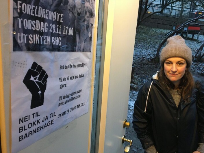 Camilla Martin foran plakaten som viser at foreldrene vil kjempe for at Utsikten barnehage skal overleve bydelspolitikernes budsjettbehandling torsdag 12. desember. Foto: Vegard Velle Camilla Martin foran plakaten som viser at foreldrene vil kjempe for at Utsikten barnehage skal overleve bydelspolitikernes budsjettbehandling torsdag 12. desember. Foto: Vegard Velle