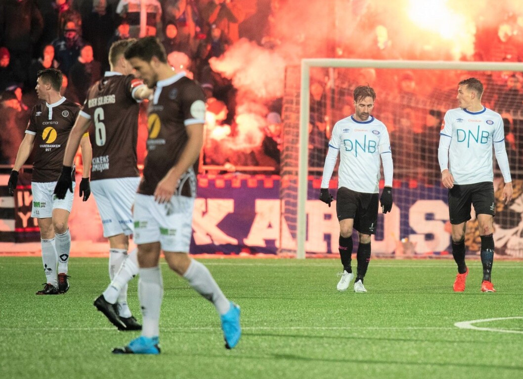I årets siste seriekamp måtte Magnus Lekven (tv) og resten av Vålerenga-spillerne gå av banen uten sierer. Mjøndalen-spillerne kunne derimot juble for eliteseriespill også neste år. Foto: Bjørnar Morønning I årets siste seriekamp måtte Magnus Lekven (tv) og resten av Vålerenga-spillerne gå av banen uten sierer. Mjøndalen-spillerne kunne derimot juble for eliteseriespill også neste år. Foto: Bjørnar Morønning