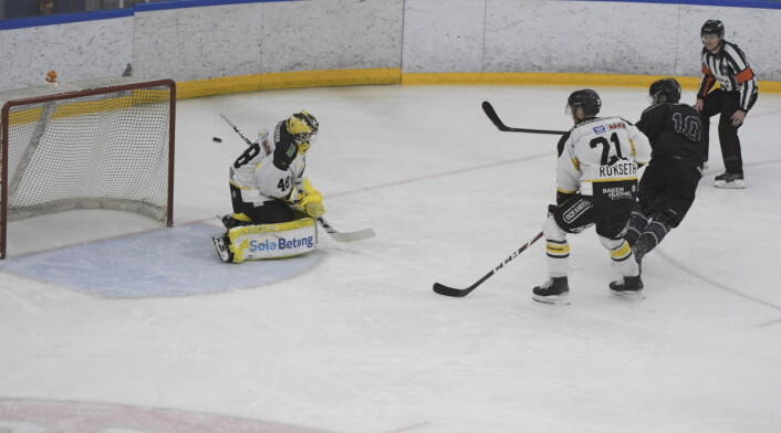 Den finske nyervervelsen Niklas Sundfors markerte seg med en snasen backhand-scoring i sin første kamp i Grüner-drakta. Foto: Christian Boger Den finske nyervervelsen Niklas Sundfors markerte seg med en snasen backhand-scoring i sin første kamp i Grüner-drakta. Foto: Christian Boger