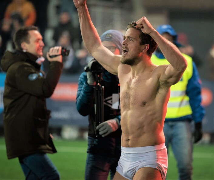 Mjøndalens Sondre Solholm Johansen kastet alle klærne i vinterkulda - i pur glede over å ha unngått nedrykk etter seieren mot Vålerenga søndag kveld. Foto: Bjørnar Morønning Mjøndalens Sondre Solholm Johansen kastet alle klærne i vinterkulda - i pur glede over å ha unngått nedrykk etter seieren mot Vålerenga søndag kveld. Foto: Bjørnar Morønning
