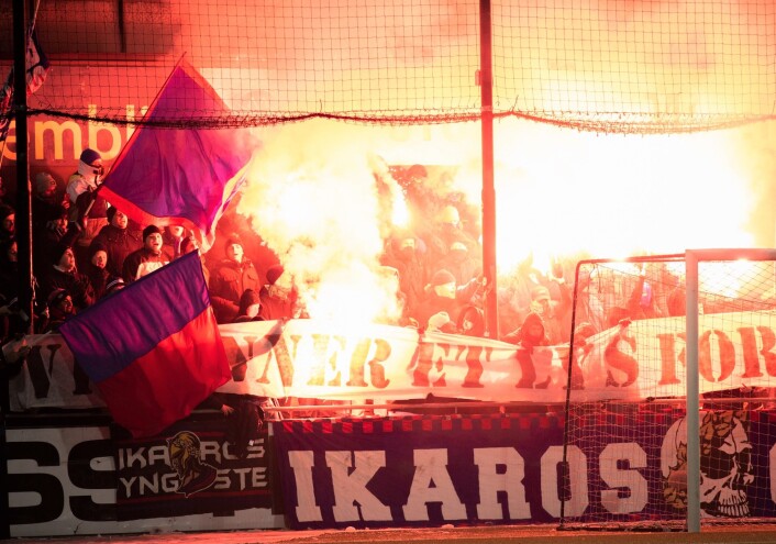 Begge lags supportere feiret siste seriekamp med pyroshow på tribunen. Foto: Bjørnar Morønning Begge lags supportere feiret siste seriekamp med pyroshow på tribunen. Foto: Bjørnar Morønning