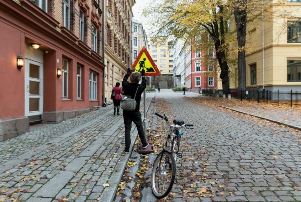 I den europeiske miljøhovedstaden Oslo farter Clet Abraham rundt på sykkel når han skaper skiltkunst. Eller hærverk, som kommunen kaller det. Foto: Henrik Haven