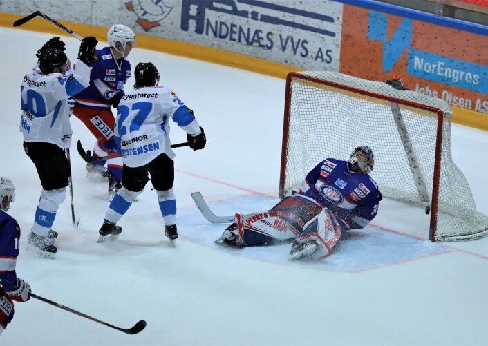 Den tidligere Vålerenga-spilleren Tom André Christensen setter pucken i mål bak Joachim Svendsen i VIF-buret. Foto: André Kjernsli Den tidligere Vålerenga-spilleren Tom André Christensen setter pucken i mål bak Joachim Svendsen i VIF-buret. Foto: André Kjernsli