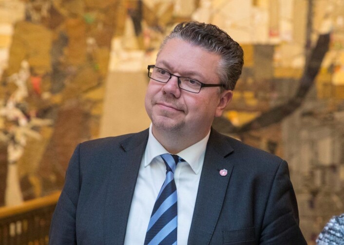 Ulf Leirstein meldte seg ut av Frp og er nå uavhengig representant på Stortinget med en lønn på 987.997 kroner årlig. Pluss fri telefon, reisegodtgjørelse og mulighet for etterlønn på 66 prosent av stortingslønna. Foto: Vidar Ruud / NTB scanpix Ulf Leirstein meldte seg ut av Frp og er nå uavhengig representant på Stortinget med en lønn på 987.997 kroner årlig. Pluss fri telefon, reisegodtgjørelse og mulighet for etterlønn på 66 prosent av stortingslønna. Foto: Vidar Ruud / NTB scanpix