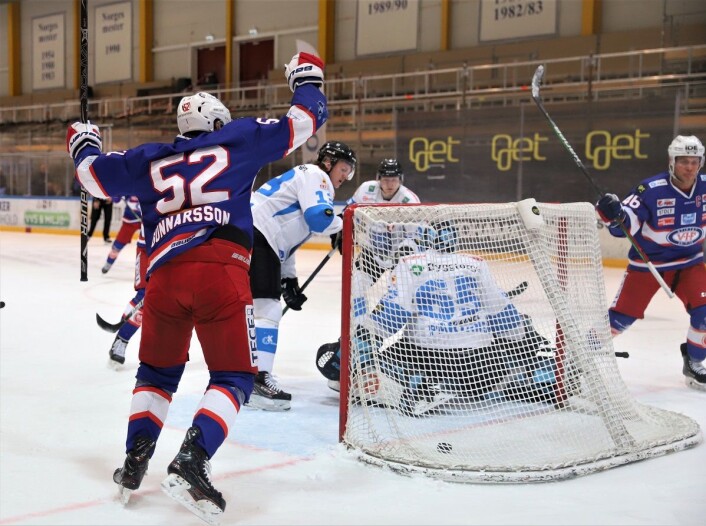 Tobias Lindström (helt til høyre), jubler etter å ha satt inn Vålerenga sin fjerde goal for dagen. Foto: André Kjernsli. Tobias Lindström (helt til høyre), jubler etter å ha satt inn Vålerenga sin fjerde goal for dagen. Foto: André Kjernsli.