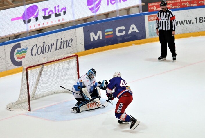 Tobias Lindström misset på straffe mot slutten, men det hadde ikke noe å si for utfallet av kampen. Foto: André Kjernsli. Tobias Lindström misset på straffe mot slutten, men det hadde ikke noe å si for utfallet av kampen. Foto: André Kjernsli.