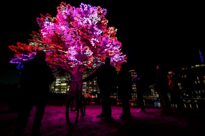 Folk ble servert gløgg, kakao, julemarsipan og pepperkaker da Stein Erik Hagens Oslo-tre ble tent for første gang i Trettenparken på Filipstad. Foto: Lise Åserud / NTB scanpix Folk ble servert gløgg, kakao, julemarsipan og pepperkaker da Stein Erik Hagens Oslo-tre ble tent for første gang i Trettenparken på Filipstad. Foto: Lise Åserud / NTB scanpix