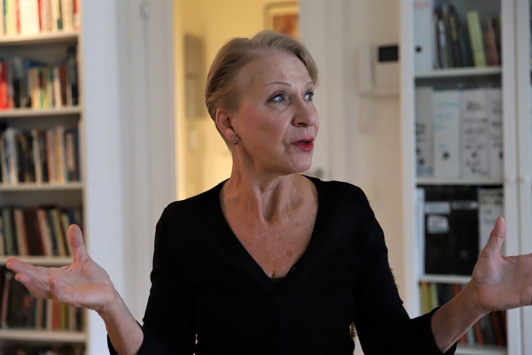 Anna Sigridsdatter Heen er nær nabo til de tomme husene. Hun ønsker at kommunen skal stille strengere krav til opprydning. Foto: André Kjernsli Anna Sigridsdatter Heen er nær nabo til de tomme husene. Hun ønsker at kommunen skal stille strengere krav til opprydning. Foto: André Kjernsli