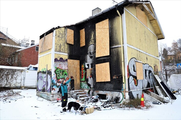 Det gamle trehuset er nedtagget og dekket igjen med sponplater. Anna Sigridsdatter Heen mener det er synd at et slikt hus får lov til å forfalle. Foto: André Kjernsli Det gamle trehuset er nedtagget og dekket igjen med sponplater. Anna Sigridsdatter Heen mener det er synd at et slikt hus får lov til å forfalle. Foto: André Kjernsli