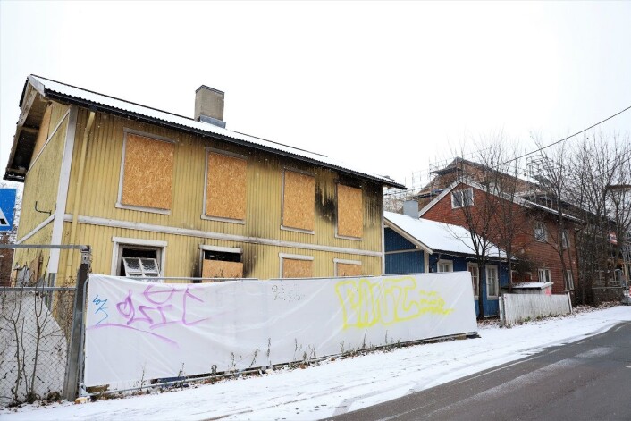 Slik ser det gule huset ut fra Hasleveien. De blå og røde husene har heller ikke vært bebodd på mange år. Her ønsker nabolaget seg strikkekafé eller offentlig møteplass. Foto: André Kjernsli Slik ser det gule huset ut fra Hasleveien. De blå og røde husene har heller ikke vært bebodd på mange år. Her ønsker nabolaget seg strikkekafé eller offentlig møteplass. Foto: André Kjernsli