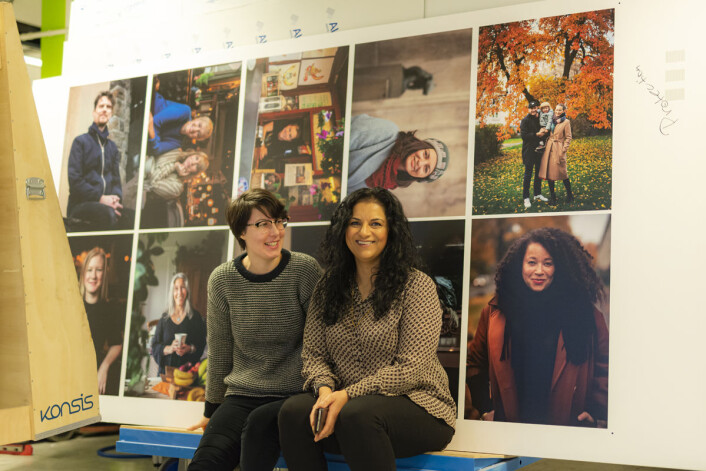 Caroline Stefek, fra Goethe-instituttet, og Iffit Qureshi foran bildene som er klar til utstillingen. Foto: Morten Lauveng Jørgensen Caroline Stefek, fra Goethe-instituttet, og Iffit Qureshi foran bildene som er klar til utstillingen. Foto: Morten Lauveng Jørgensen
