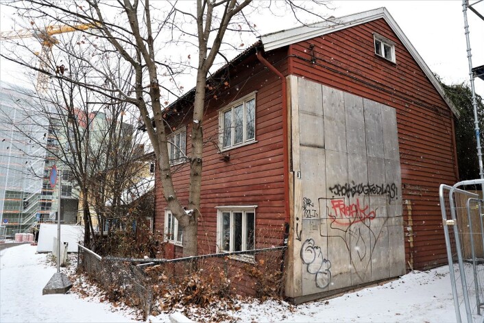 Øyvind Austenaa har fått medhold i å rive det røde huset i Hasleveien 8, men er ikke fornøyd med at det gule huset i Hasleveien 4 fortsatt skal stå. Foto: André Kjernsli Øyvind Austenaa har fått medhold i å rive det røde huset i Hasleveien 8, men er ikke fornøyd med at det gule huset i Hasleveien 4 fortsatt skal stå. Foto: André Kjernsli