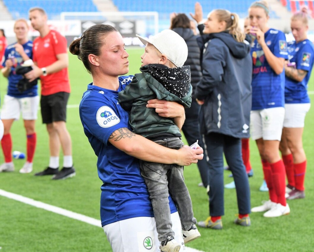 Vålerengas midtbanegeneral Sheda Spitse, her med sønnen, ble mandag valgt til årets kvinnelige fotballspiller i Norge. Foto: Christian Boger Vålerengas midtbanegeneral Sheda Spitse, her med sønnen, ble mandag valgt til årets kvinnelige fotballspiller i Norge. Foto: Christian Boger
