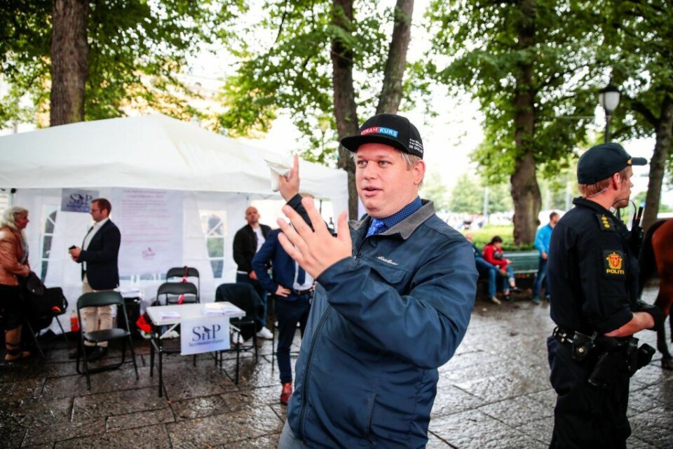 Den danske politikeren Rasmus Paludan, fra det danske partiet Stram Kurs, besøkte Selvstendighetspartiets valgbod på Karl Johans gate. Foto: Håkon Mosvold Larsen / NTB scanpix