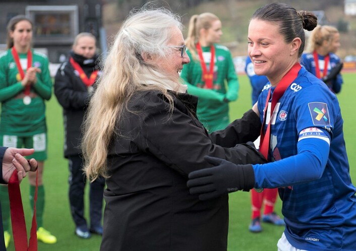 Det har vært en god medaljehøst for Vålerenga-kaptein Sherida Spitse. Først ble det sølvmedalje i serien, cupfinale og så anerkjennelse som norsk kvinnefotballs beste spiller denne sesongen. Foto: Marit Hommedal / NTB scanpix Det har vært en god medaljehøst for Vålerenga-kaptein Sherida Spitse. Først ble det sølvmedalje i serien, cupfinale og så anerkjennelse som norsk kvinnefotballs beste spiller denne sesongen. Foto: Marit Hommedal / NTB scanpix