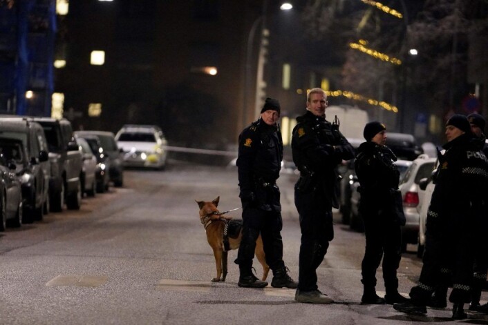 Væpnede patruljer med hunder ble sendt til Briskeby etter det som kan ha vært lyden av skytevåpen som ble avfyrt sent mandag kveld. Foto: Fredrik Hagen / NTB scanpix Væpnede patruljer med hunder ble sendt til Briskeby etter det som kan ha vært lyden av skytevåpen som ble avfyrt sent mandag kveld. Foto: Fredrik Hagen / NTB scanpix