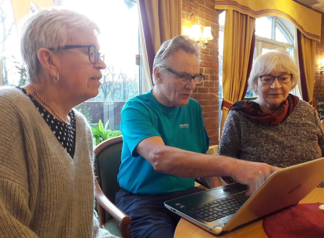 Marie Thune (til v.), Jens Johannesen og Eva Melgård, i brukerrådet for Engelsborg ressurssenter, studerer dagens nyheter på nett. Foto: Anders Høilund Marie Thune (til v.), Jens Johannesen og Eva Melgård, i brukerrådet for Engelsborg ressurssenter, studerer dagens nyheter på nett. Foto: Anders Høilund