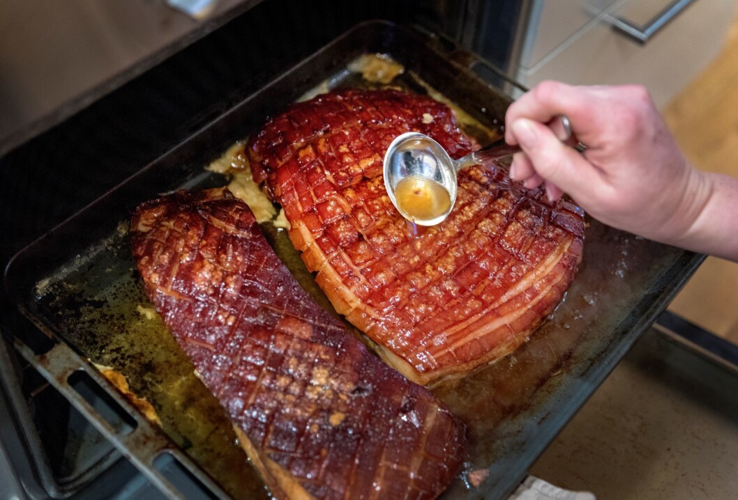 Fire av fem bestilte juletallerken med ribbe, pølse og medisterkaker, eller kveite, i stedet for Oslo kommunes vegetariske alternativ, stekt selleri, til julebordet. Foto: Gorm Kallestad / NTB scanpix Fire av fem bestilte juletallerken med ribbe, pølse og medisterkaker, eller kveite, i stedet for Oslo kommunes vegetariske alternativ, stekt selleri, til julebordet. Foto: Gorm Kallestad / NTB scanpix