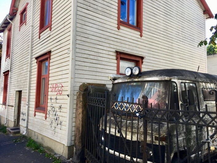 Det høye stålgjerdet til huset er låst igjen med en sykkellås. Foto: Stig Jensen Det høye stålgjerdet til huset er låst igjen med en sykkellås. Foto: Stig Jensen
