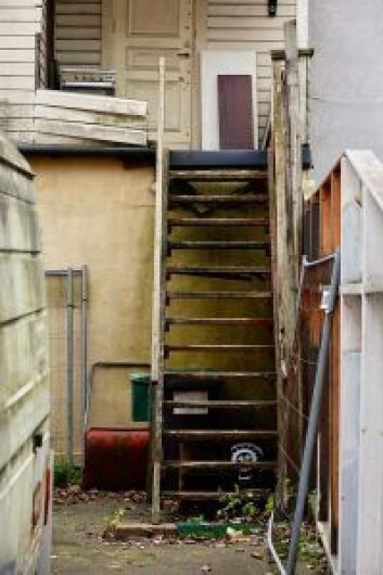 Den indre gårdstrappa er i dårlig forfatning. Foto: Stig Jensen Den indre gårdstrappa er i dårlig forfatning. Foto: Stig Jensen