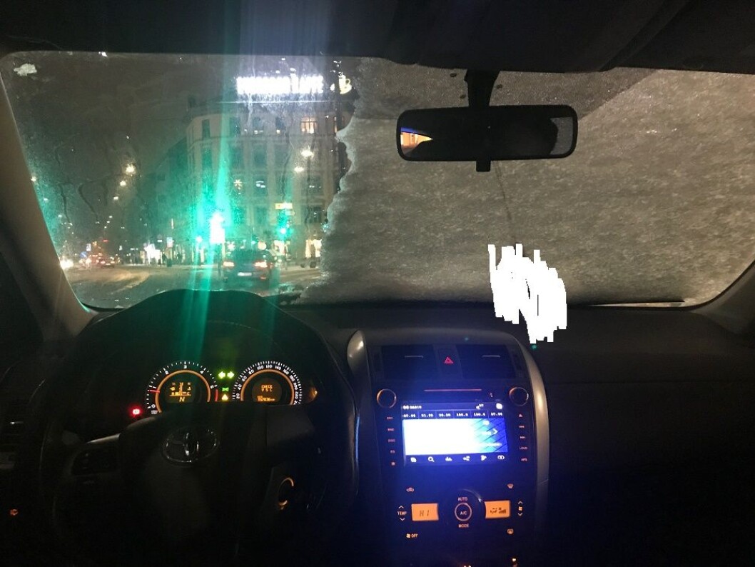 Slik så det ut fra førerplassen i bilen en mann i 20-årene kjørte da han ble stanset av en sivil patrulje. Foto: Politiet Slik så det ut fra førerplassen i bilen en mann i 20-årene kjørte da han ble stanset av en sivil patrulje. Foto: Politiet