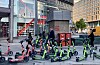 Mange elsparkesykler fra utleieselskaper parkert på et fortau i Oslo sentrum.